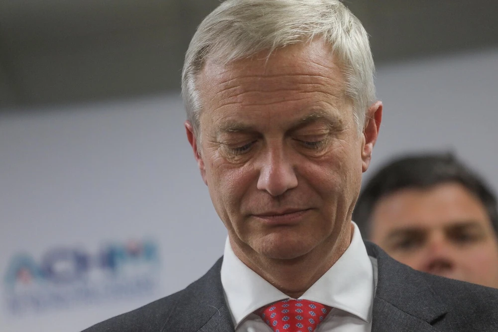 Gobierno pide “sentido de realidad” tras insólita idea de Kast para expulsar migrantes: Quiere que ellos paguen