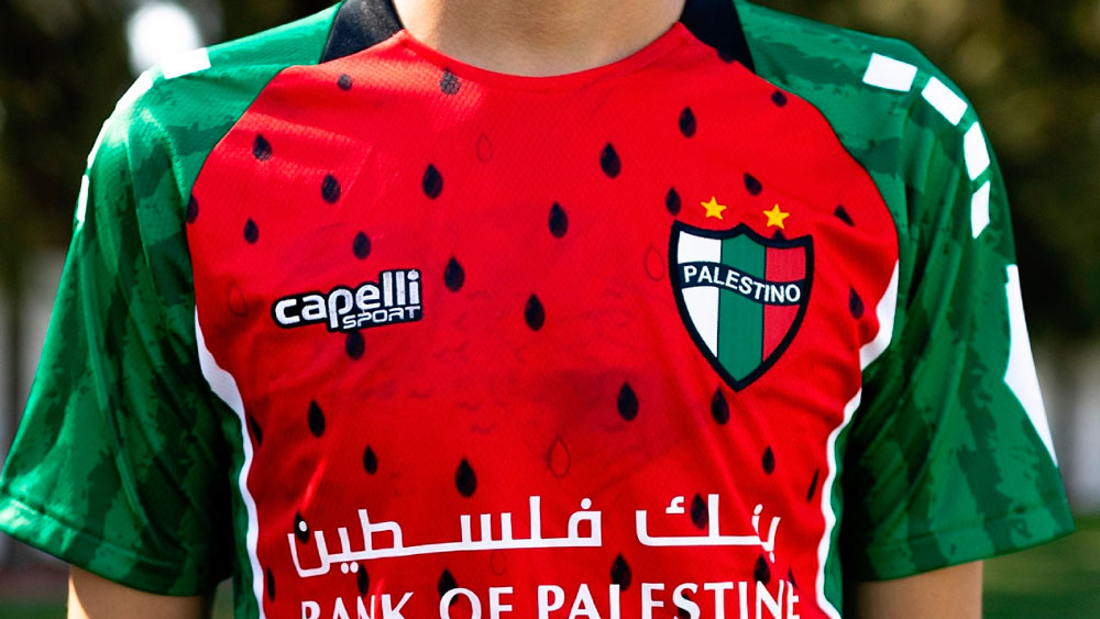De Chile al mundo: El éxito de ventas de camiseta de Palestino en el mundo como apoyo a Franja de Gaza