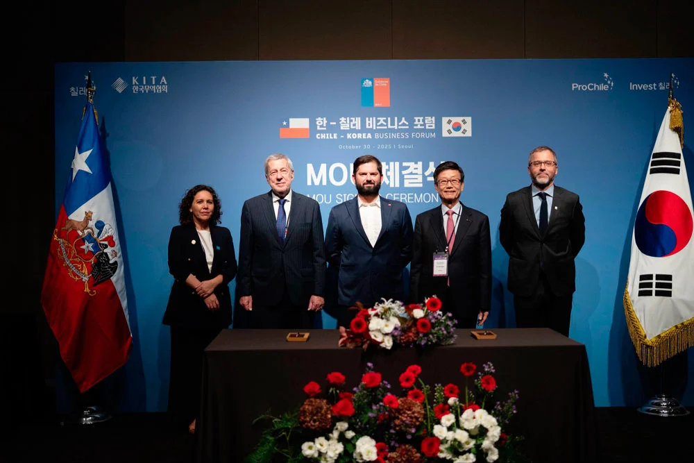 Boric llega a Corea del Sur para participar en la cumbre del APEC: Anuncia convenios con la Asociación de Comercio
