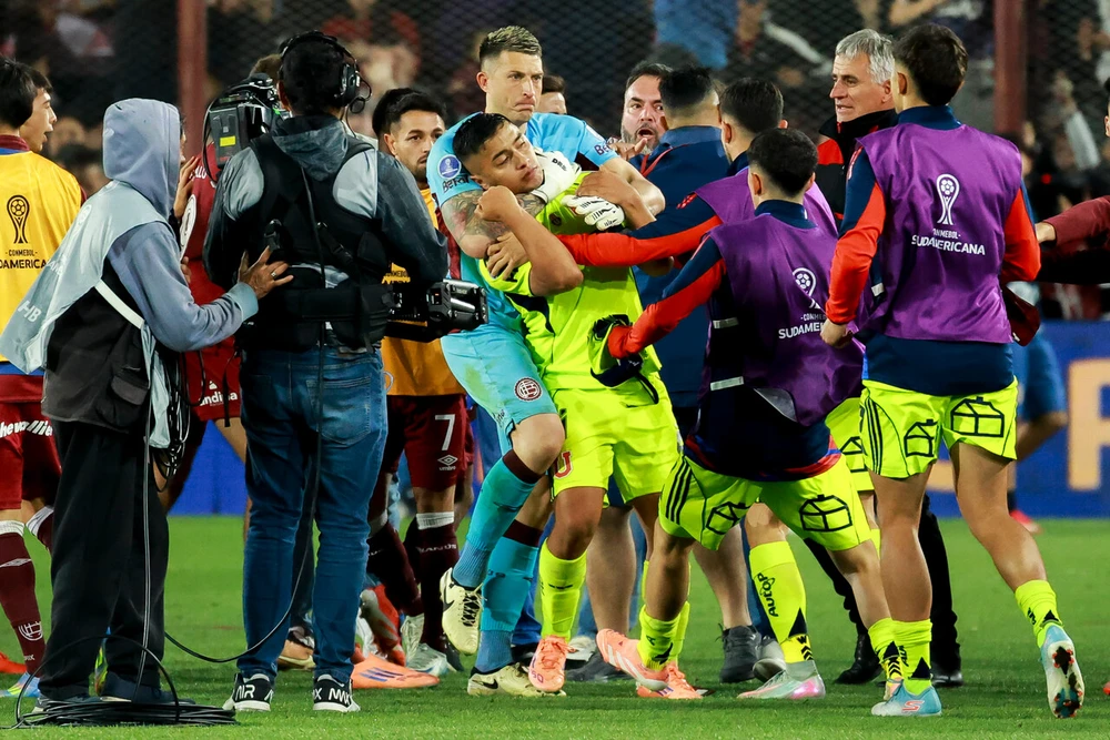 La U queda eliminada de Copa Sudamericana tras polémico arbitraje y un gol que debió ser anulado