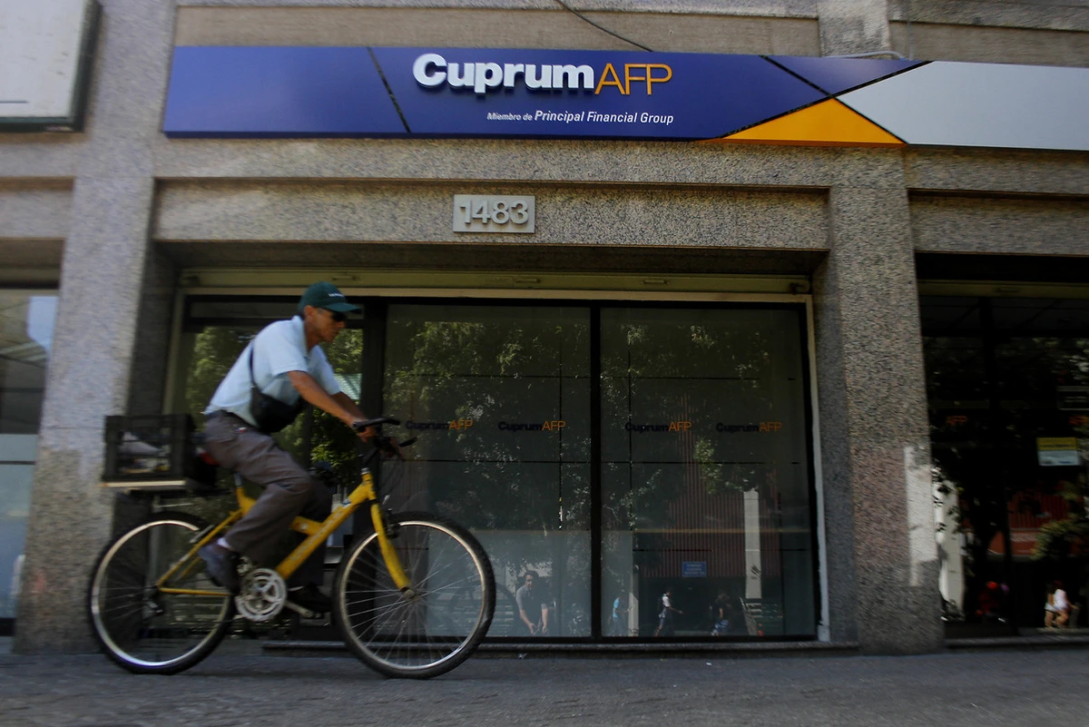 AFP deberá pagar $10 millones a extrabajadora: La despidió injustificadamente y la vetó del sistema previsional