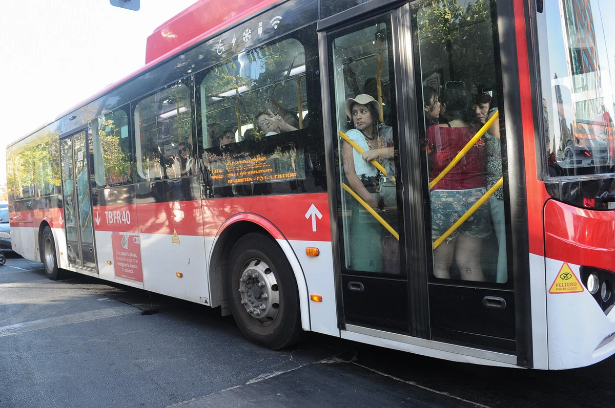 Chofer de micro cerró puertas con pasajera bajando y la arrastró varios metros: Corte ordena pagarle más de $50 millones